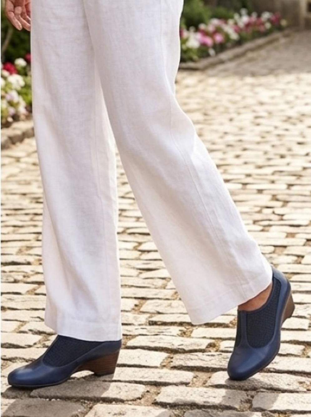 NEW!  BELLA VITA LEATHER 8 M COMFORT NAVY WOMENS WEDGES